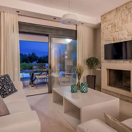 Luxury Villa With Pool Side